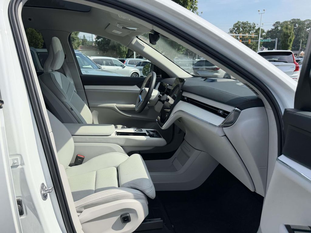 2025 Volvo EX90 Plus - Photo 10