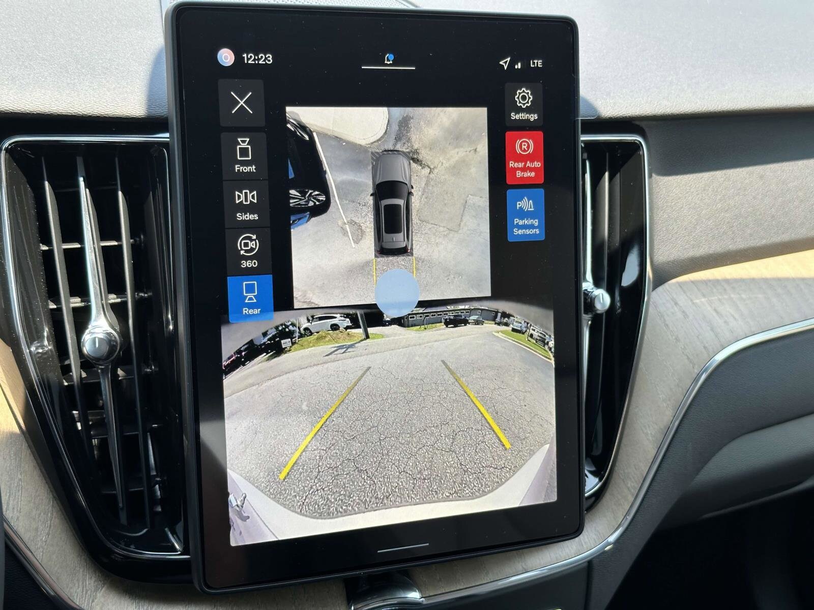 2026 Volvo XC60 B5 Plus photo 4