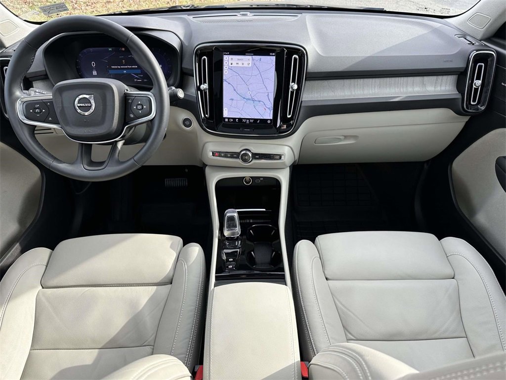 2023 Volvo XC40 Ultimate photo 2