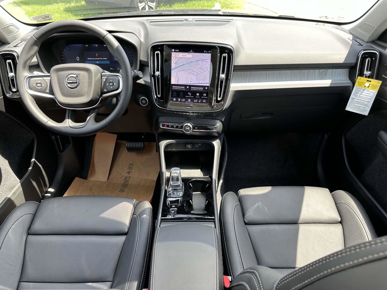 2026 Volvo XC40 Plus photo 2