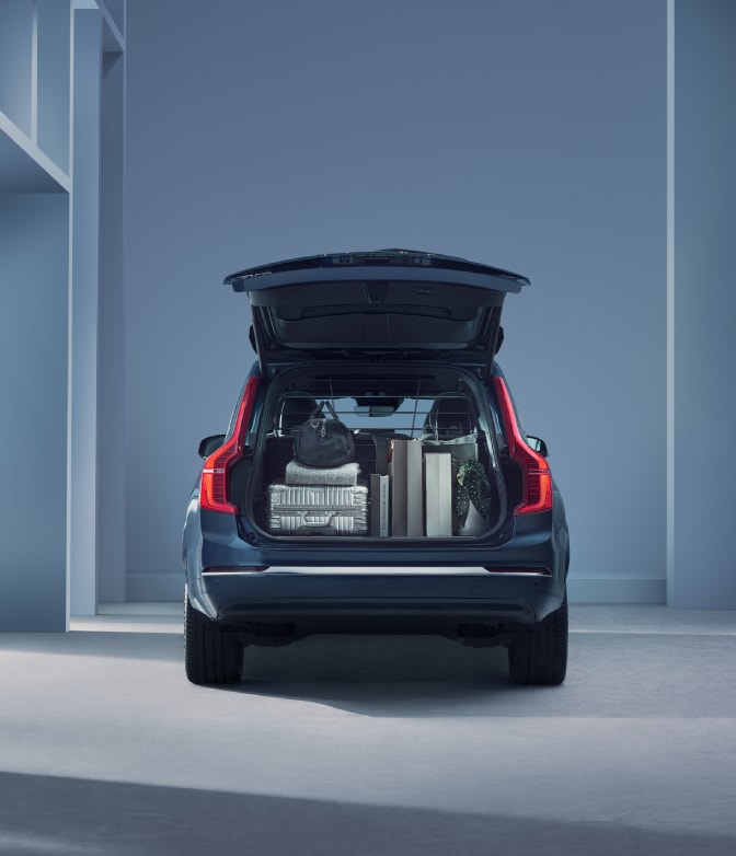 Lincoln Aviator vs. Volvo XC90 Luxury FullSize SUV Comparison