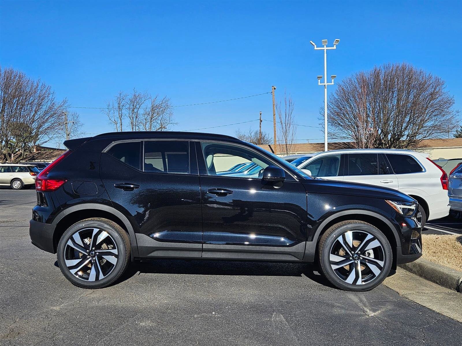 2025 Volvo XC40 Plus photo 2