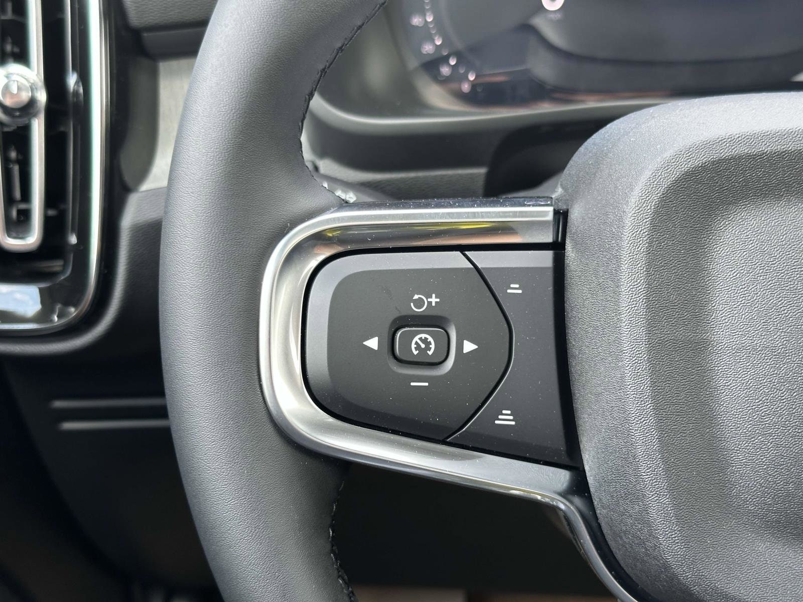 2026 Volvo XC40 Plus - Photo 8