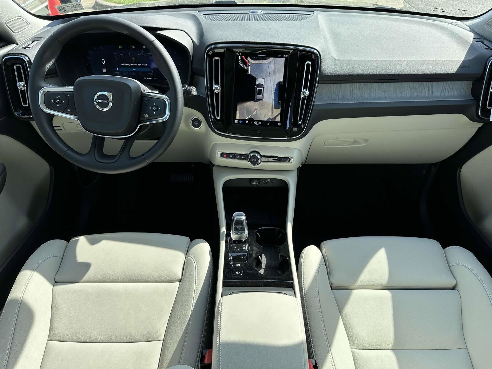 2025 Volvo XC40 Plus photo 2