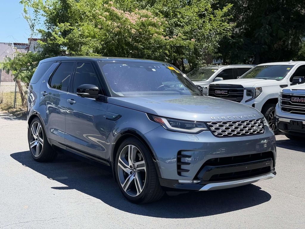 2023 Land Rover Discovery Metropolitan Edition's photo