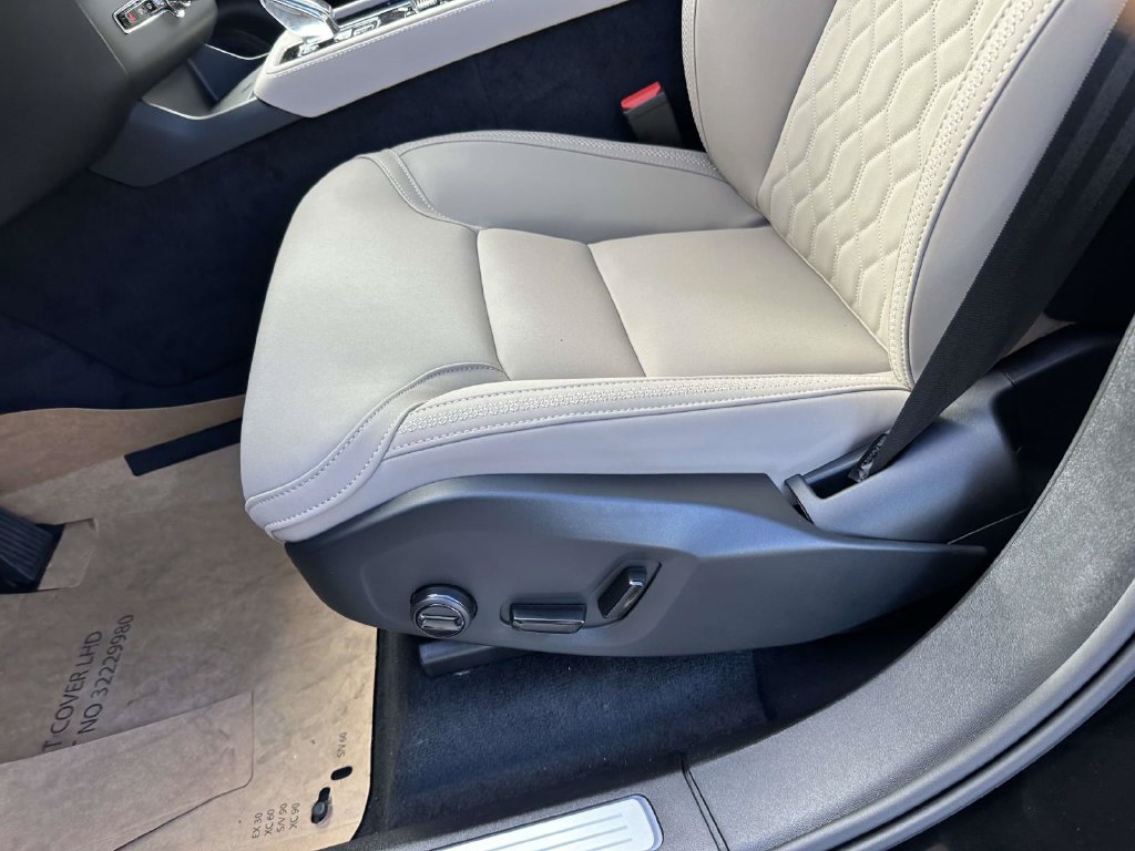 2026 Volvo XC90 Plus - Photo 16