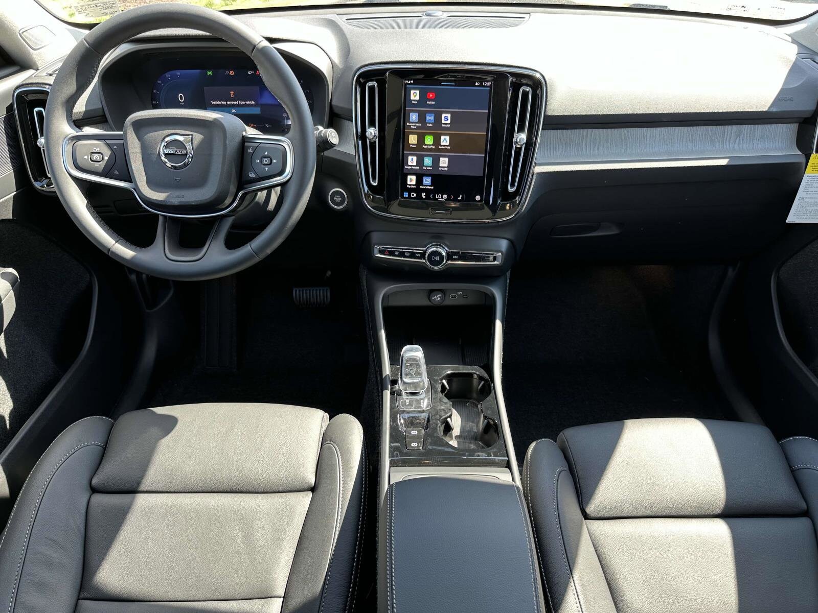 2025 Volvo XC40 Plus photo 2