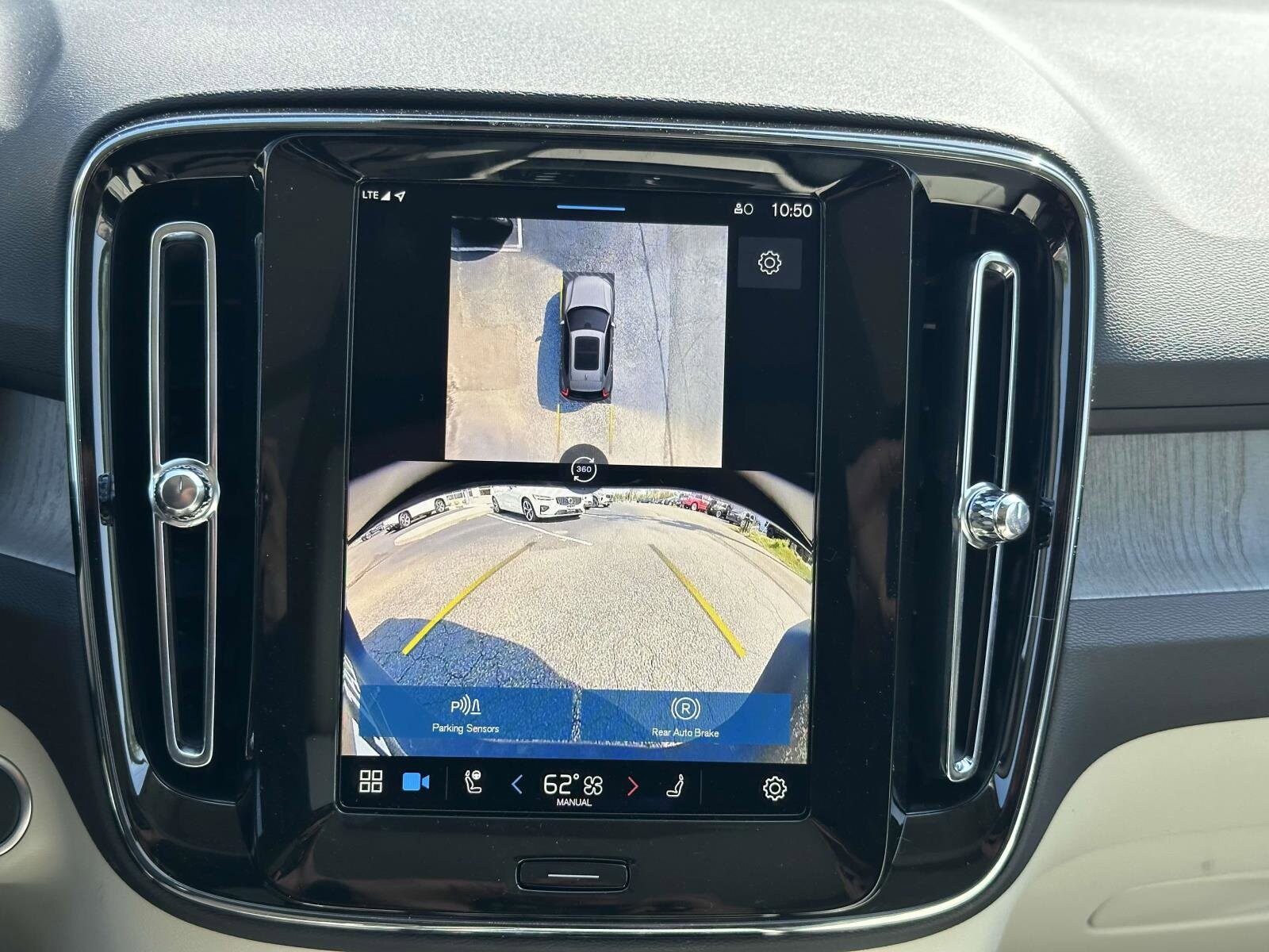2025 Volvo XC40 Plus photo 4