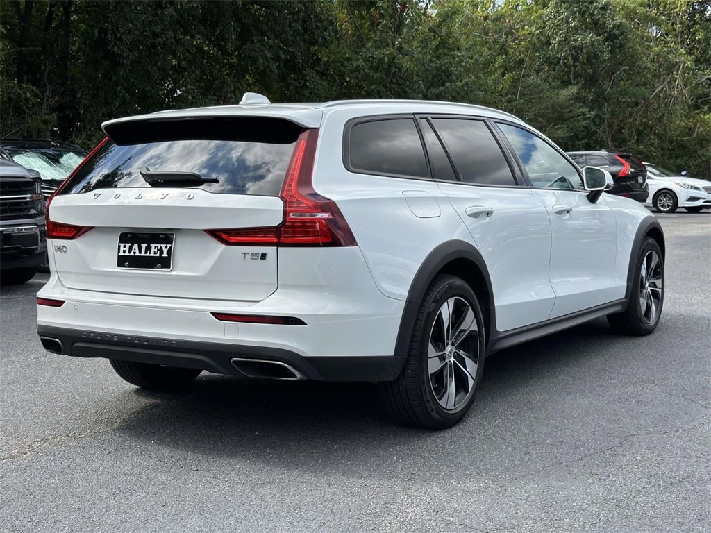 2021 Volvo V60 Cross Country T5 photo 2
