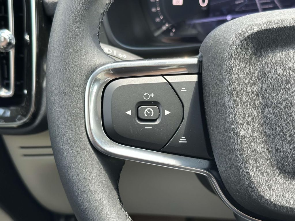 2026 Volvo XC40 Plus - Photo 8