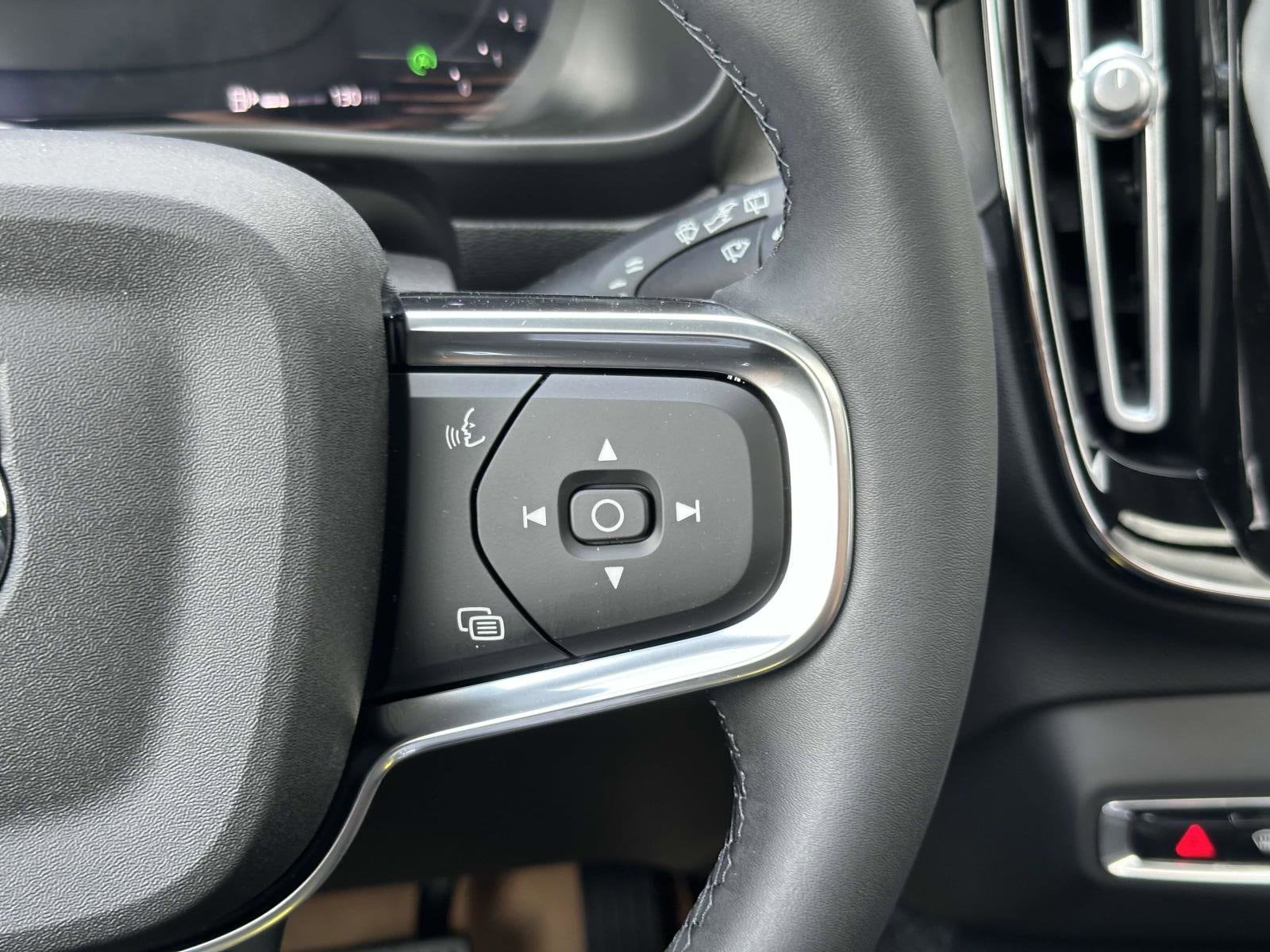 2026 Volvo XC40 Plus - Photo 9