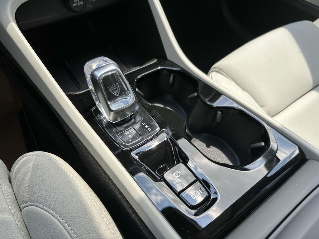2026 Volvo XC40 Plus - Photo 6
