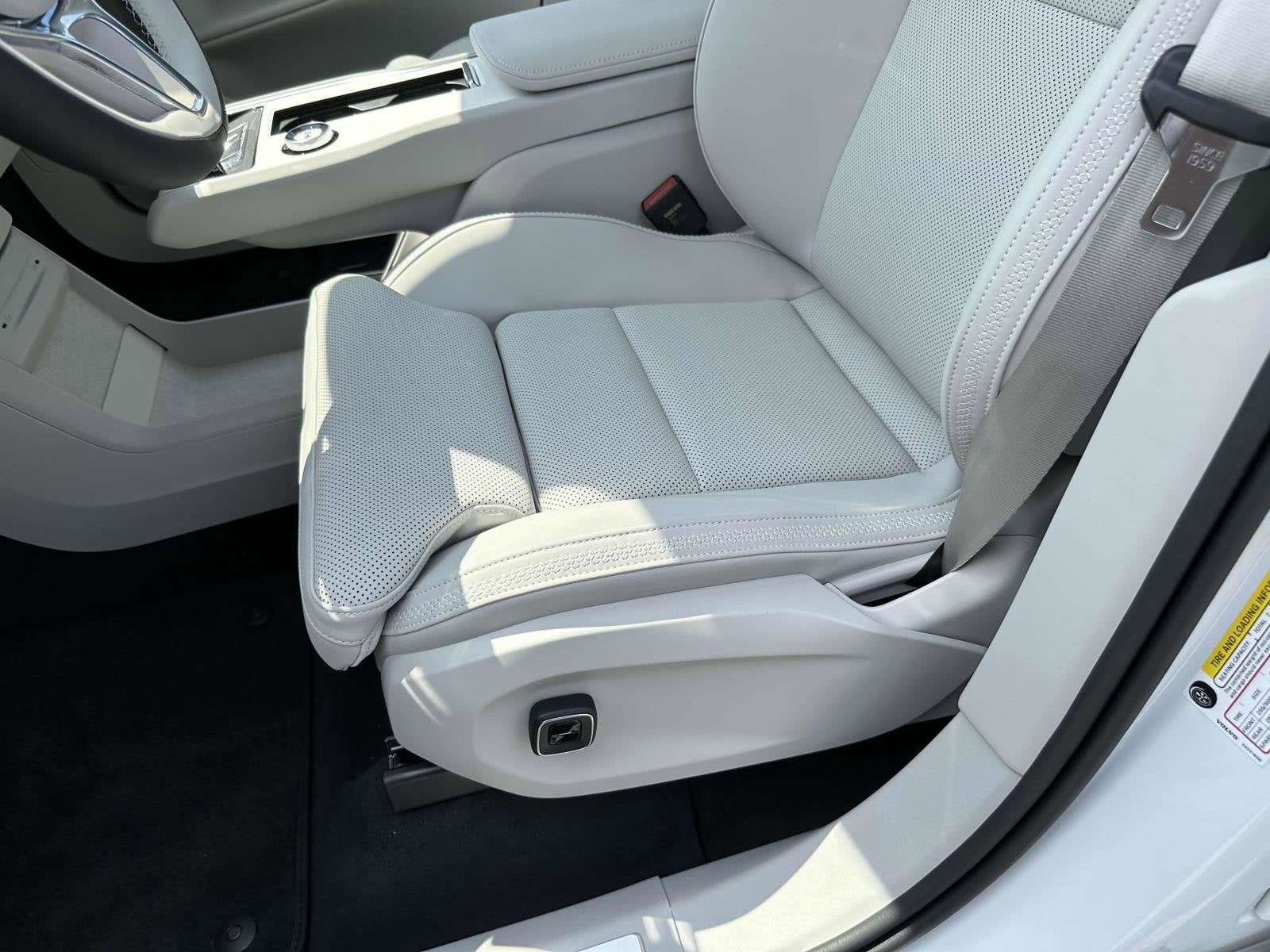 2025 Volvo EX90 Plus - Photo 16