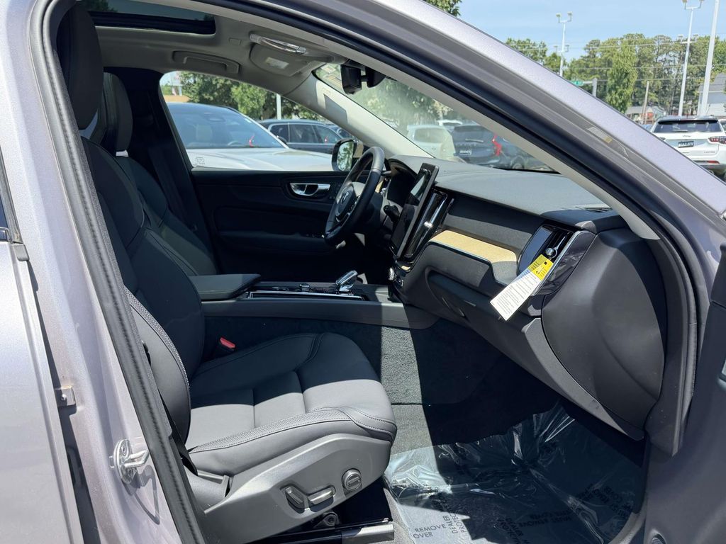 2026 Volvo XC60 Plus - Photo 11