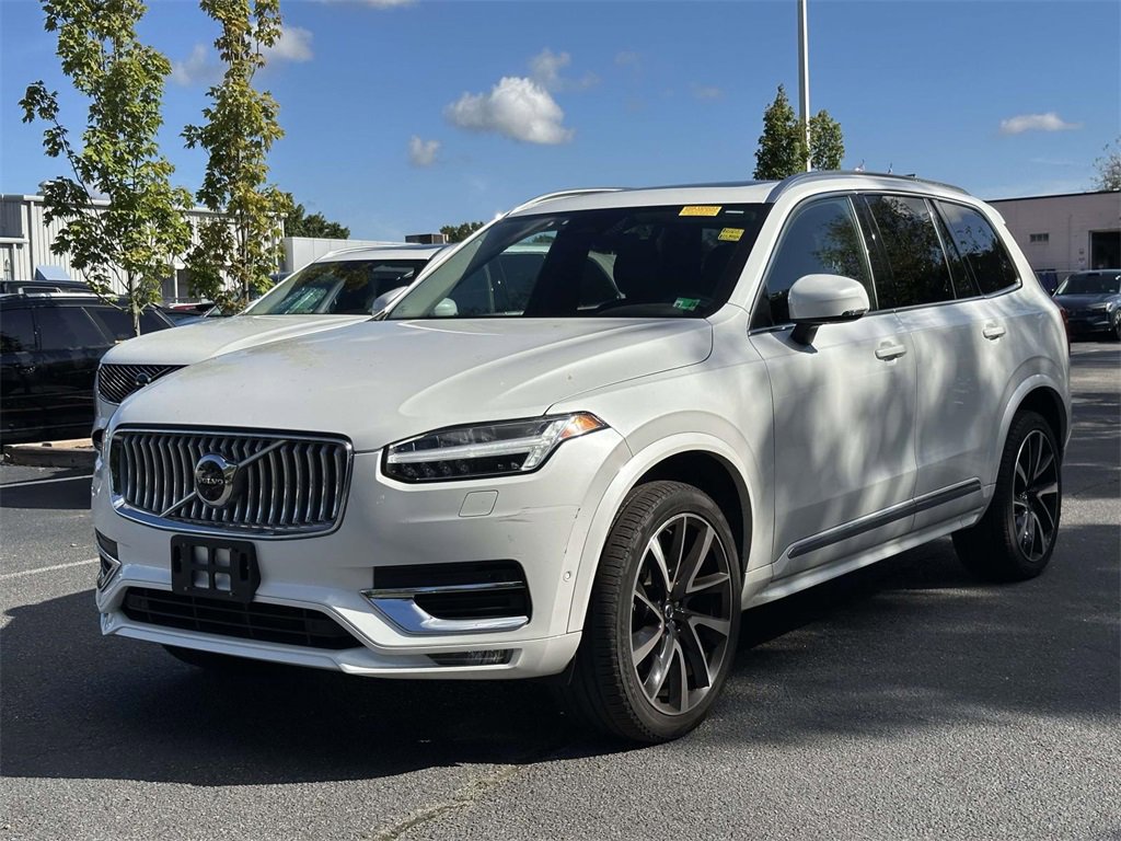 2023 Volvo XC90 B5 Plus photo 2