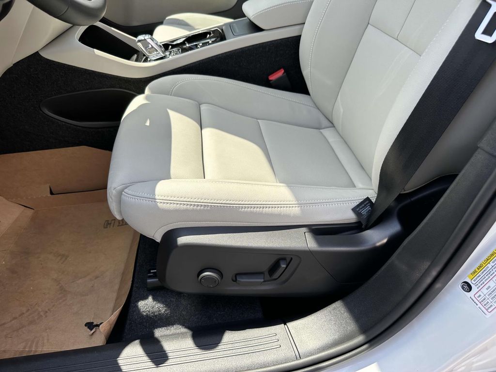 2026 Volvo XC40 Plus - Photo 16