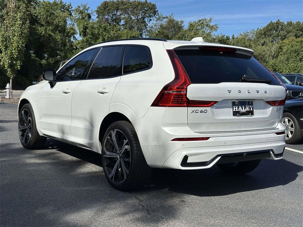 2025 Volvo XC60 B5 photo 2