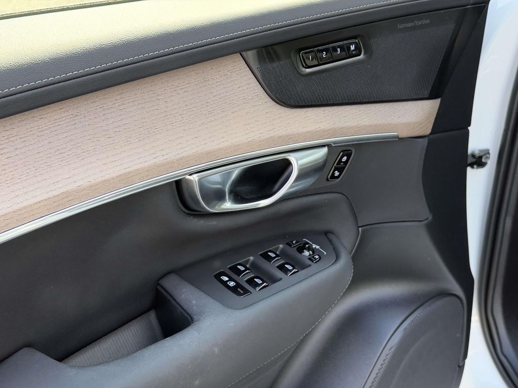 2025 Volvo XC90 Plus - Photo 19