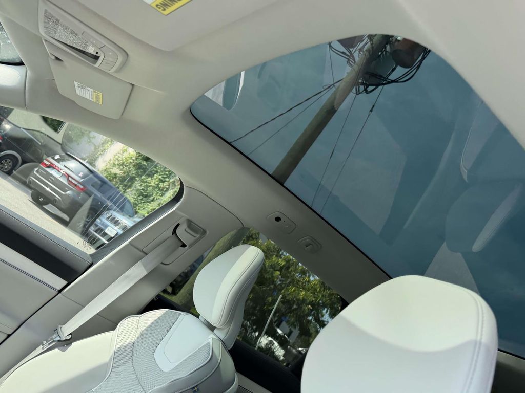 2025 Volvo EX90 Plus - Photo 17