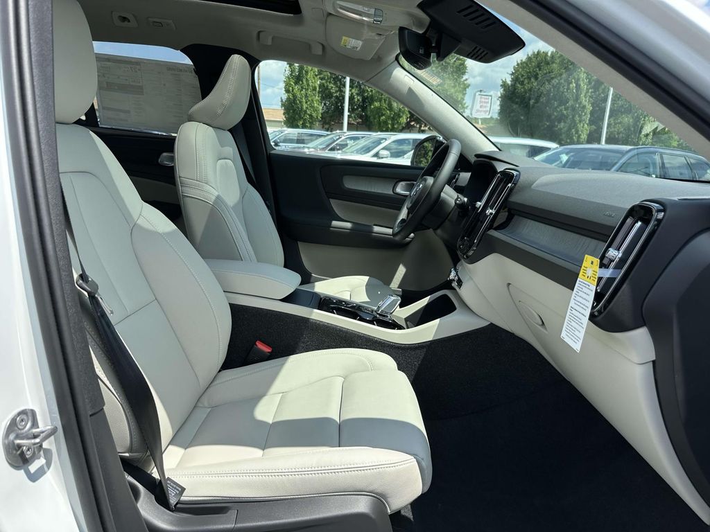 2026 Volvo XC40 Plus - Photo 11