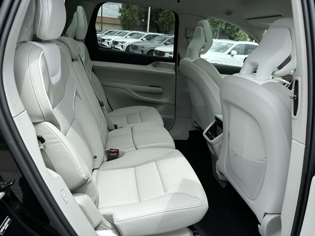 2025 Volvo EX90 Ultra - Photo 11
