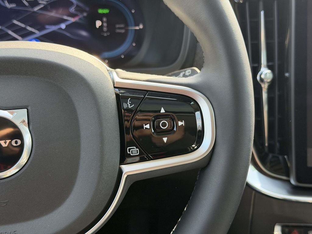 2025 Volvo XC90 Plus - Photo 11