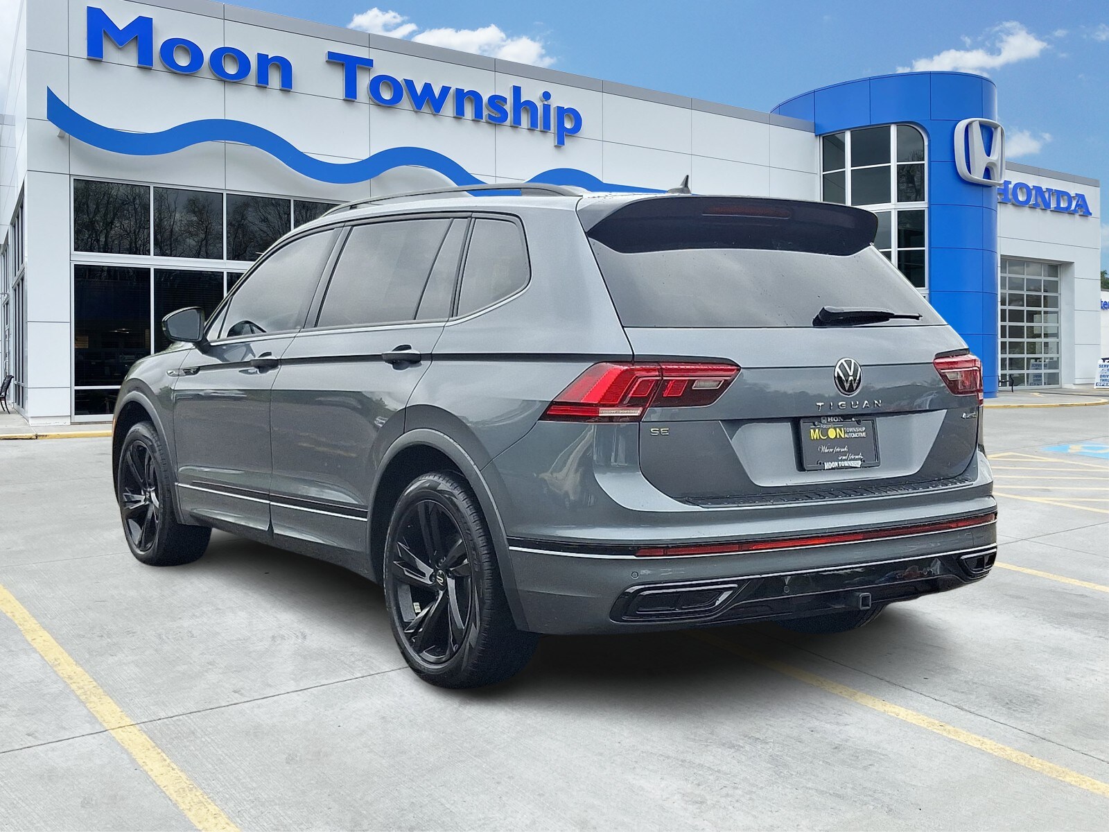 2024 Volkswagen Tiguan SE R-Line Black photo 2