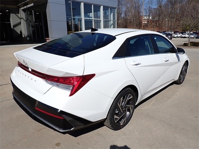 2025 Hyundai Elantra SEL Convenience photo 2