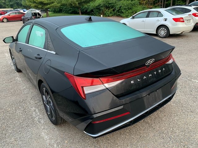 2025 Hyundai Elantra SEL - Photo 2