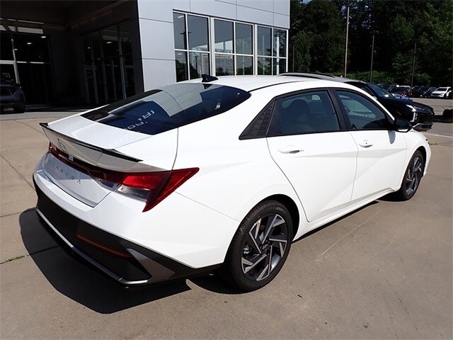 2025 Hyundai Elantra SEL Sport photo 2