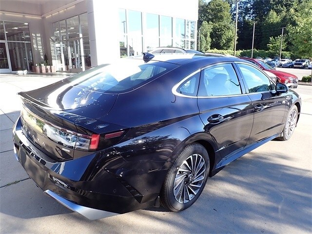 2025 Hyundai Sonata Hybrid Limited photo 2