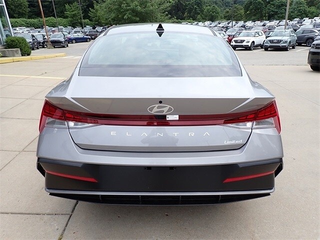 2025 Hyundai Elantra Limited photo 3