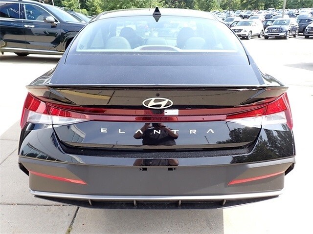 2025 Hyundai Elantra SEL Sport photo 3