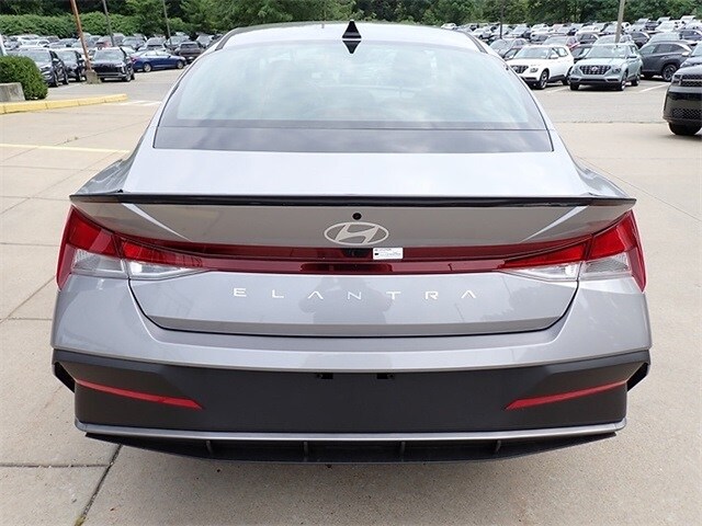 2025 Hyundai Elantra SEL Sport photo 3