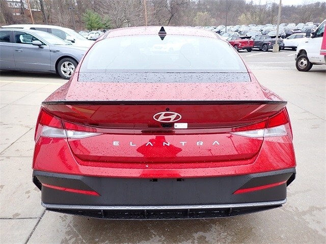 2025 Hyundai Elantra SEL Sport photo 3