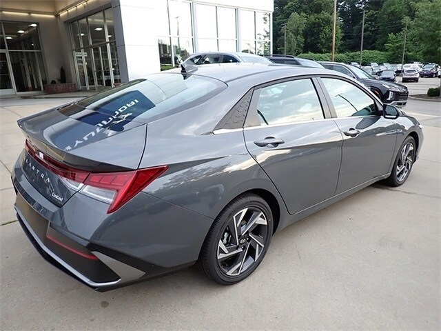2025 Hyundai Elantra Limited photo 2