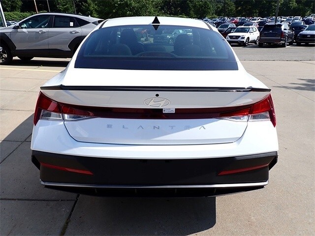 2025 Hyundai Elantra SEL Sport photo 3