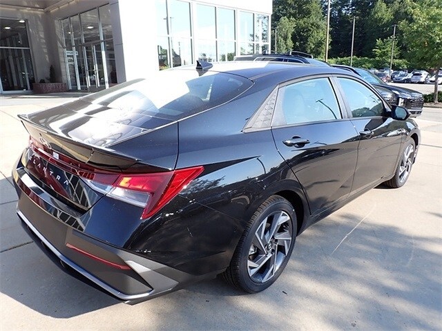 2025 Hyundai Elantra SEL Sport photo 2