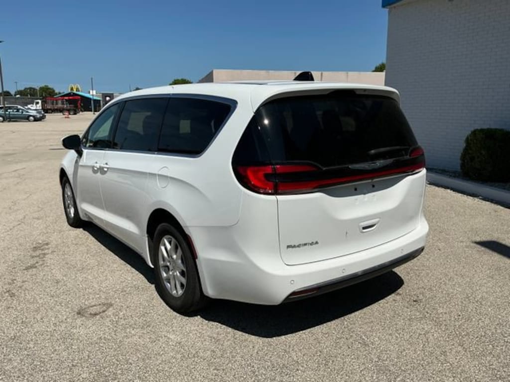 Used 2023 Chrysler Pacifica Touring Minivan
