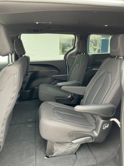 2023 Chrysler Pacifica Touring - Photo 12