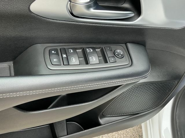 2023 Chrysler Pacifica Touring - Photo 6
