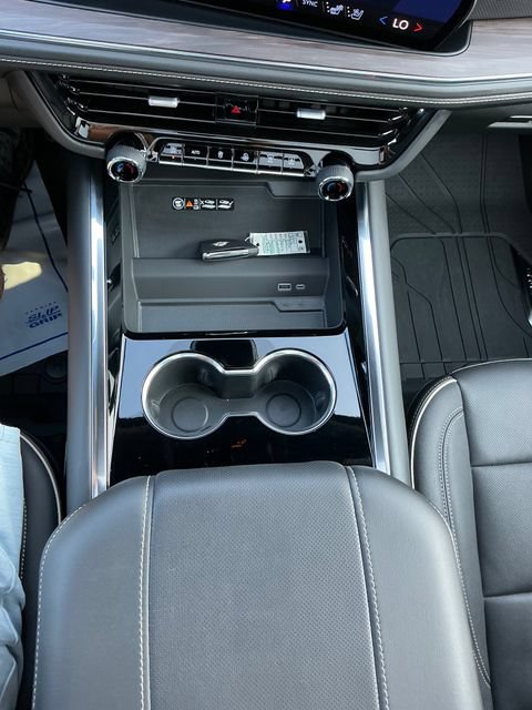 2025 Chevrolet Suburban Premier - Photo 9