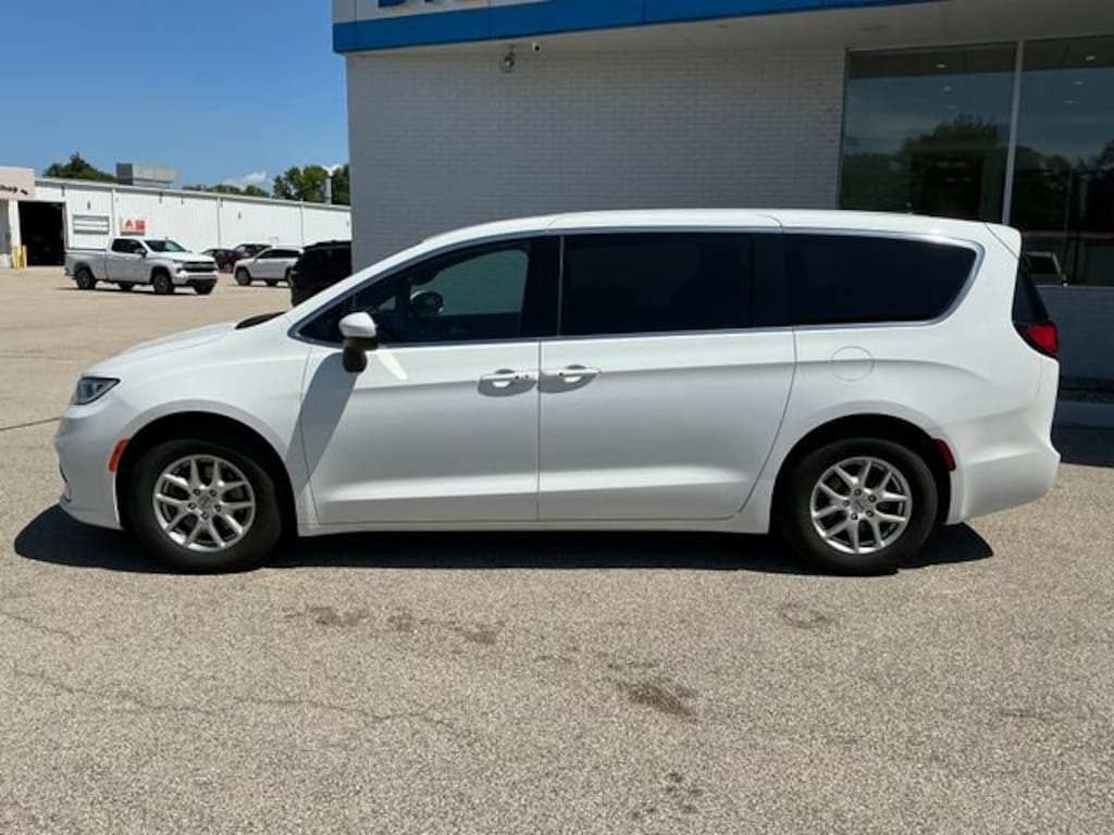 Used 2023 Chrysler Pacifica Touring Minivan