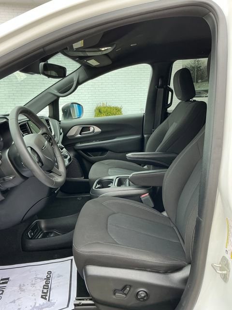 2023 Chrysler Pacifica Touring - Photo 10