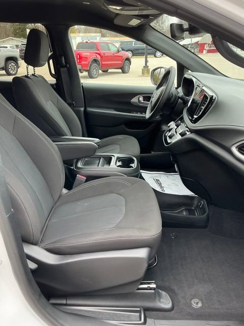 2023 Chrysler Pacifica Touring - Photo 11