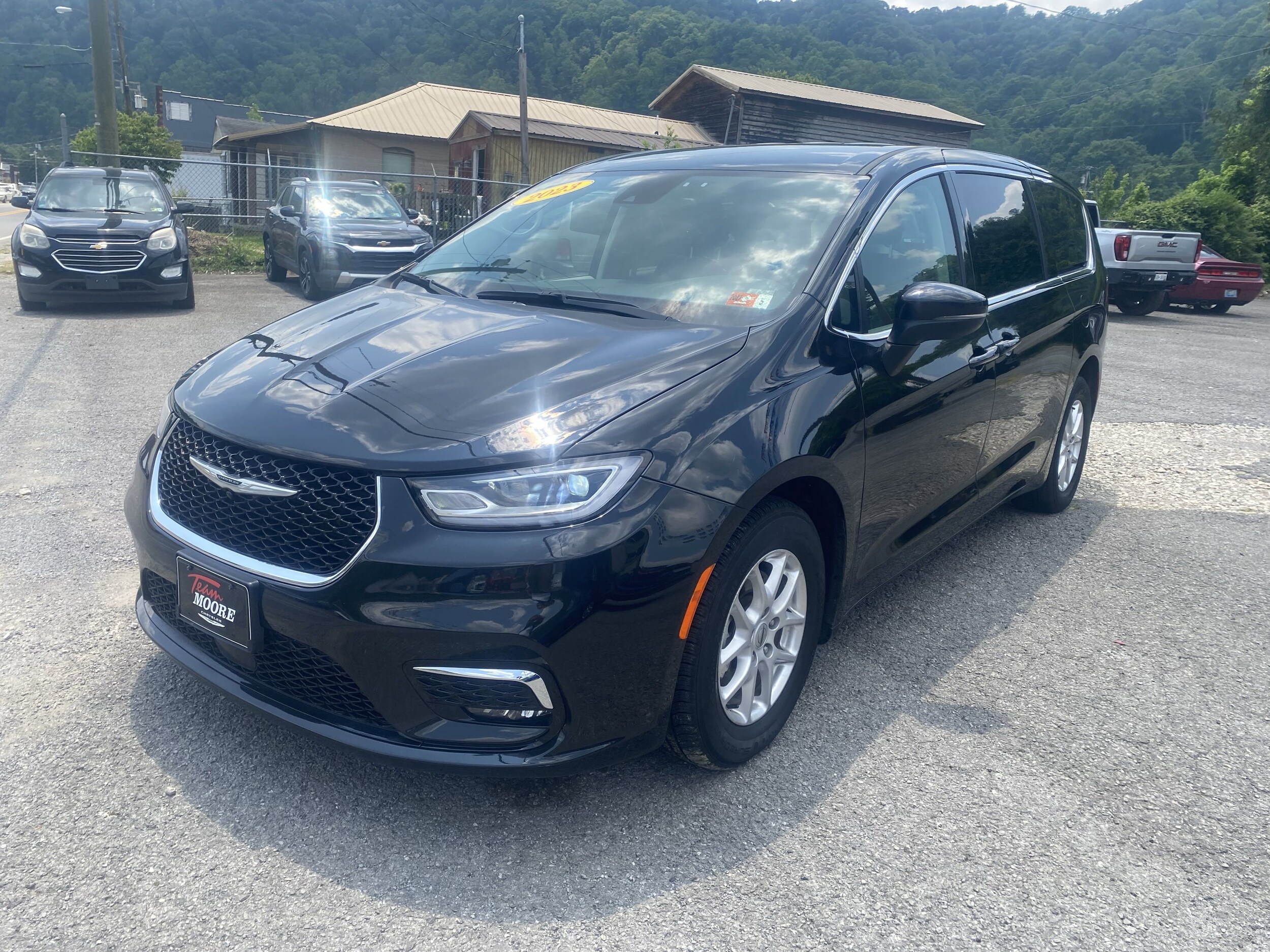 2023 Chrysler Pacifica Touring L photo 3