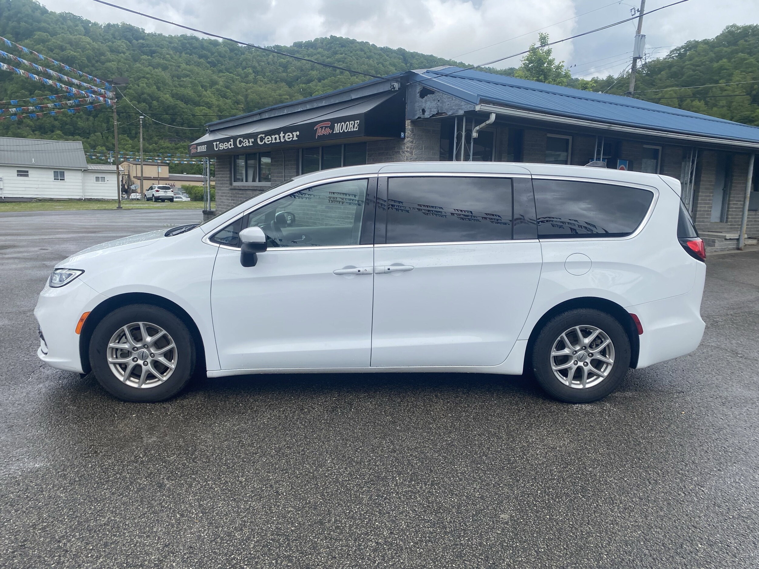 2023 Chrysler Pacifica Touring L photo 4