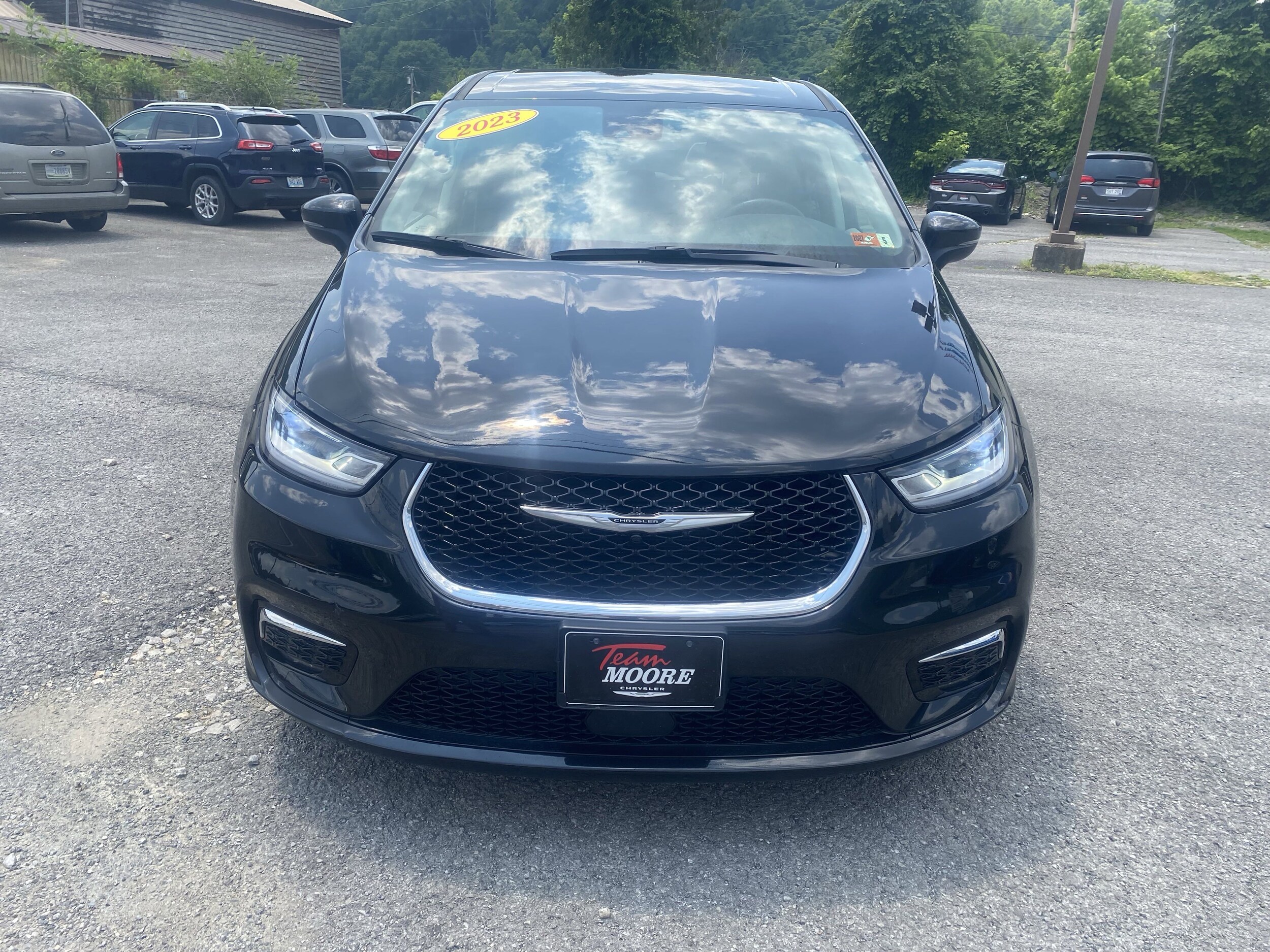2023 Chrysler Pacifica Touring L photo 2