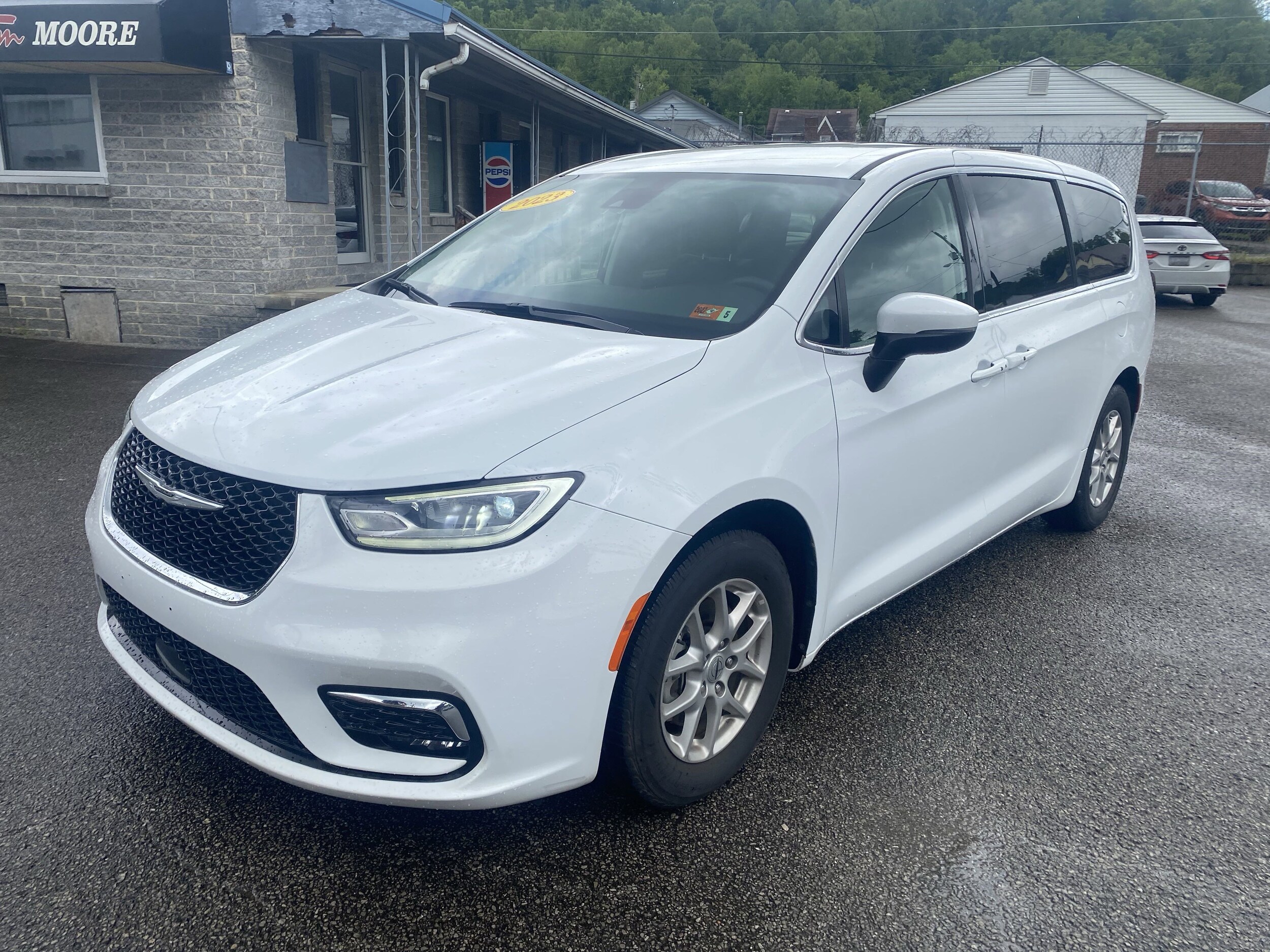 2023 Chrysler Pacifica Touring L photo 3