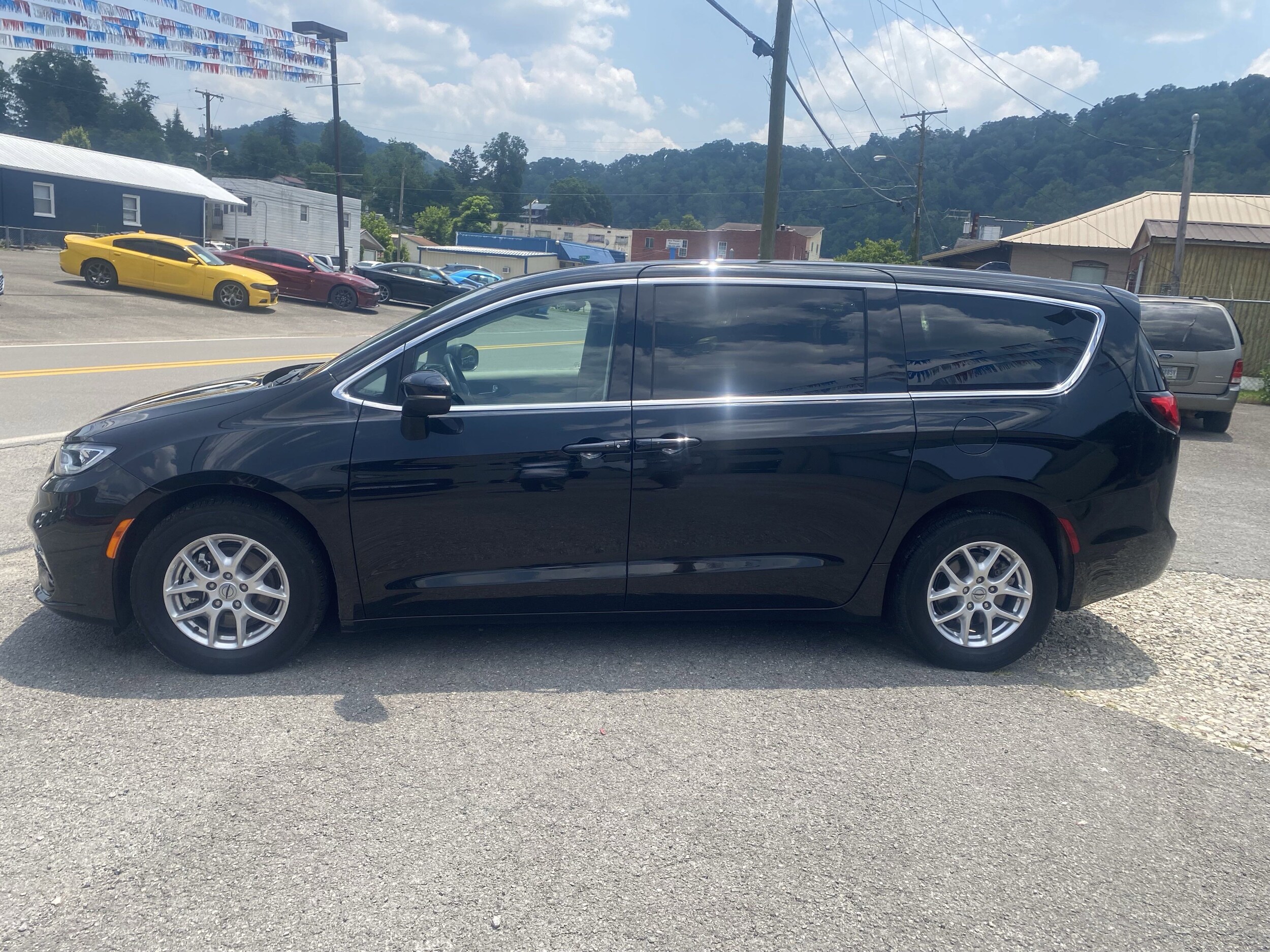 2023 Chrysler Pacifica Touring L photo 4